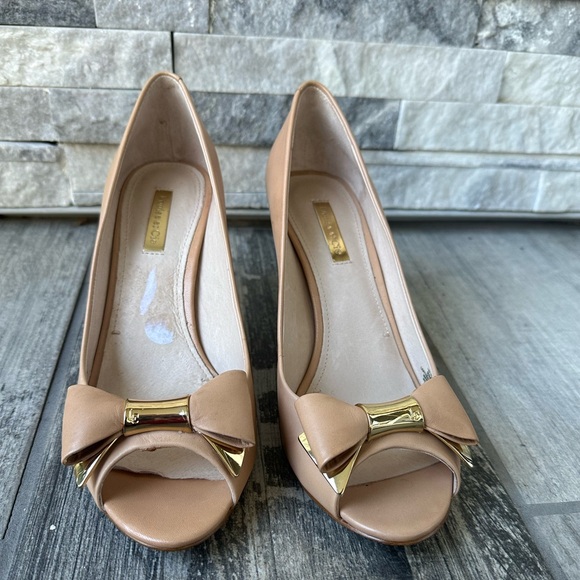 Louise et Cie Bow Tie Nude Neutral Minimalist Kitty Heel Peep Toe Shoes Size 6 - Picture 8 of 15